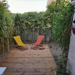 Maison Dans Jardin Arbore