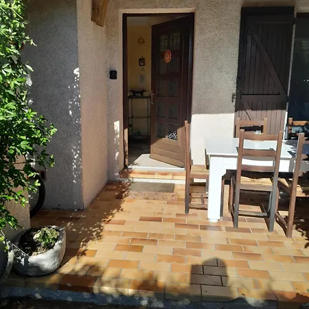Maison Dans Jardin Arbore