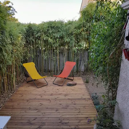 Maison Dans Jardin Arbore