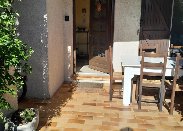 Maison Dans Jardin Arbore